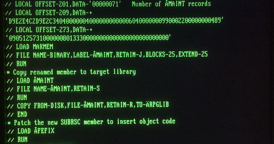 A full screen command line terminal editor editing an OCL procedure in an IBM System/36 using the command "FSEDIT" in the Programmer and Operator Productivity Aid (POP).